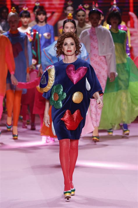 agatha ruiz de la prada calle serrano|Agatha Ruíz de la Prada apaga sus colores en Serrano y.